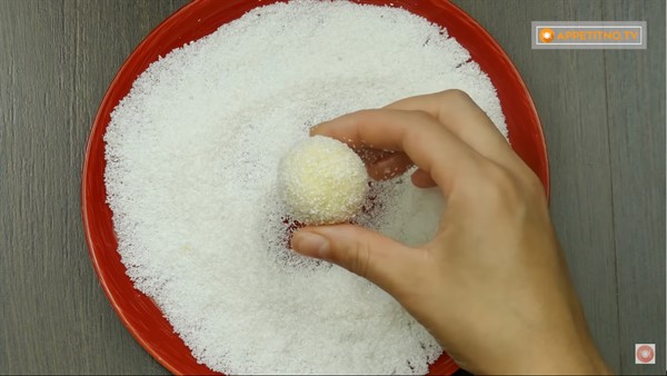 Обваливаем конфеты в кокосовой стружке